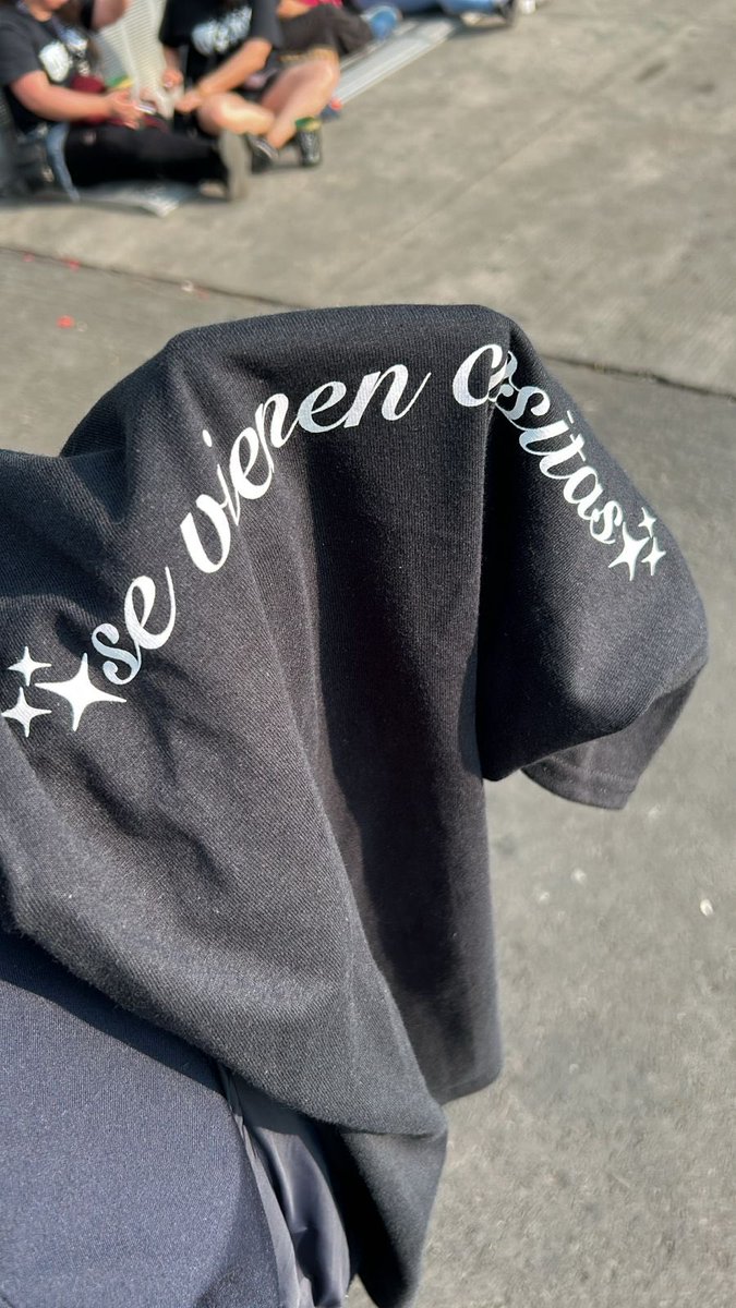 El equipo de DANNA repartió playeras a los fans que se encuentran en Vive Latino.

DANNAS NEW ERA
NUEVA ERA DE DANNA
DANNA EN GNP 
DANNA X VIVE LATINO