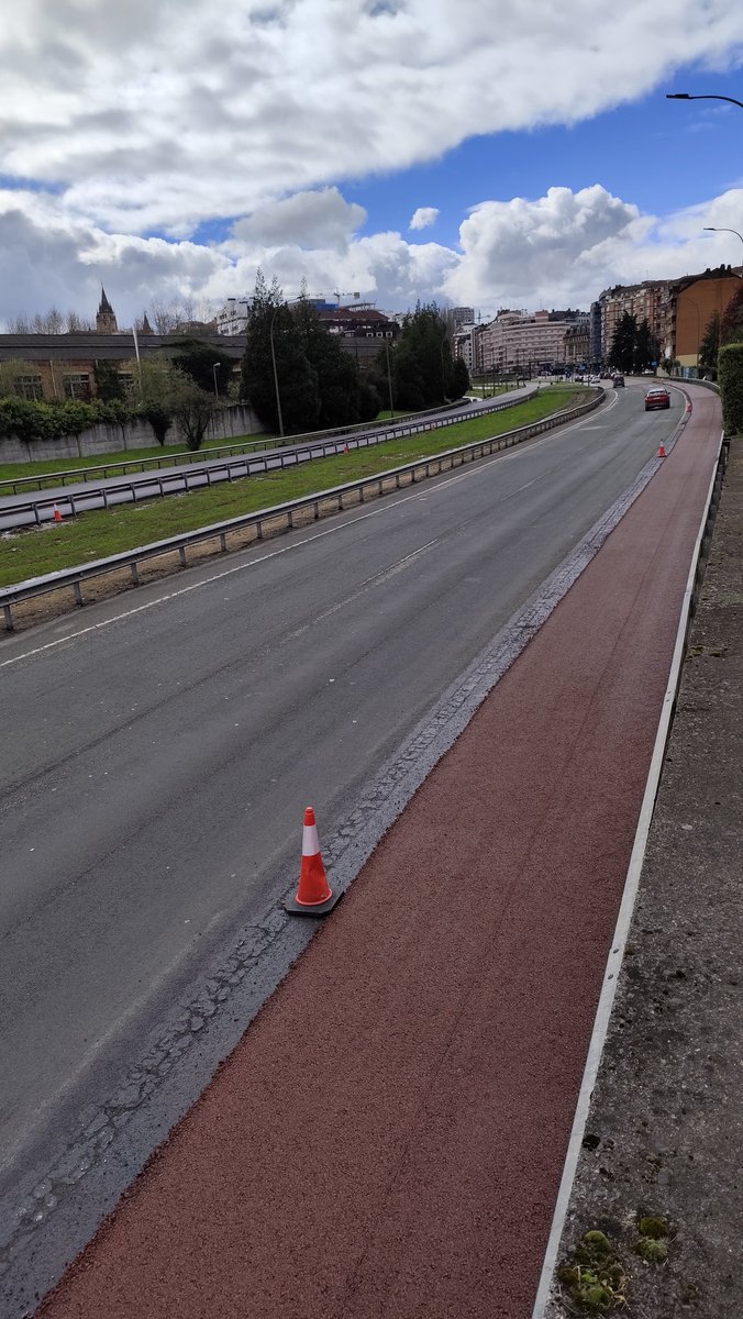 La falta de comunicación 🚶 🏃 y 🚴 entre glorietas del Bulevar de Santuyano, después de 2 años empieza a tomar forma

A pesar de las reclamaciones vecinales y la propuesta del grupo PSOE en 2023,
hasta 2025 no se proyecto y lícito está pequeña obra clave
ventaniellesvecinal.wordpress.com/los-problemas-…