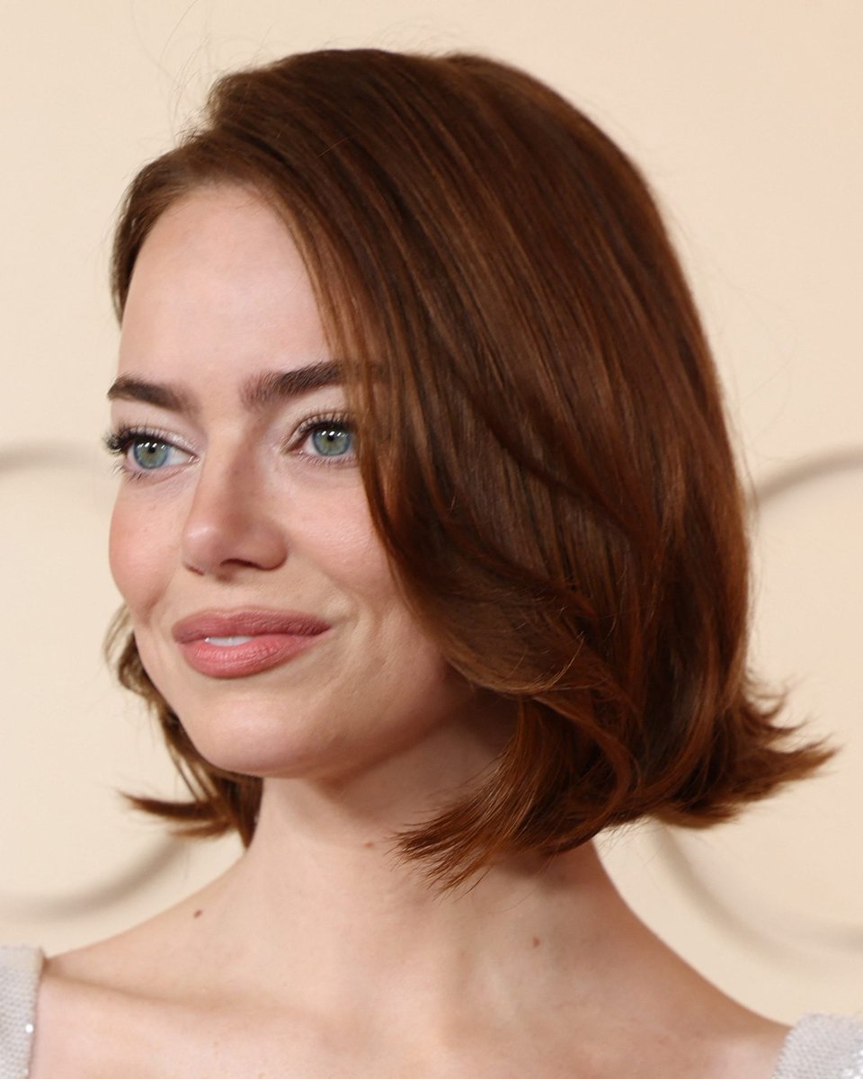 Allure_magazine's tweet image. #EmmaStone knows the pixie-to-bob pipeline like no other—and she does it so well ✨ The #Bugonia actress has officially made it to this year's #Oscars red carpet. 

Photos: Getty Images