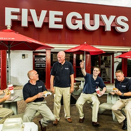 Un padre abrió una pequeña hamburguesería con sus 4 hijos.

Durante 17 años rechazaron franquicias.

Hoy su negocio tiene más de 1.700 restaurantes y factura miles de millones.

Esta es la historia de Five Guys (y las lecciones que todo emprendedor debería conocer):

[ HILO ] 🧵