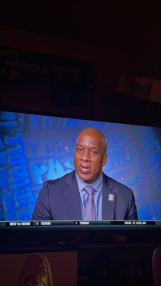 PetakMax's tweet photo. There is no way this guy is real. He represents the “committee” 😂😂😂

OKKKK. THIS DUDE IS AI 😭😭😭

Ain’t no real committee. Vegas is this man

#marchmadness #committee #miamiohio #bravket #duke #arizona #kentucky #ucla #akronwinning #clemson #ucfsucks #uconn #stjohns https://t.co/ogXeY1eGVZ