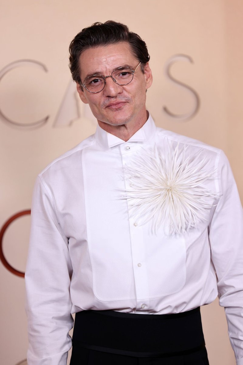 sboficial's tweet photo. Pedro Pascal no #Oscars. https://t.co/DRGkMVIXt1