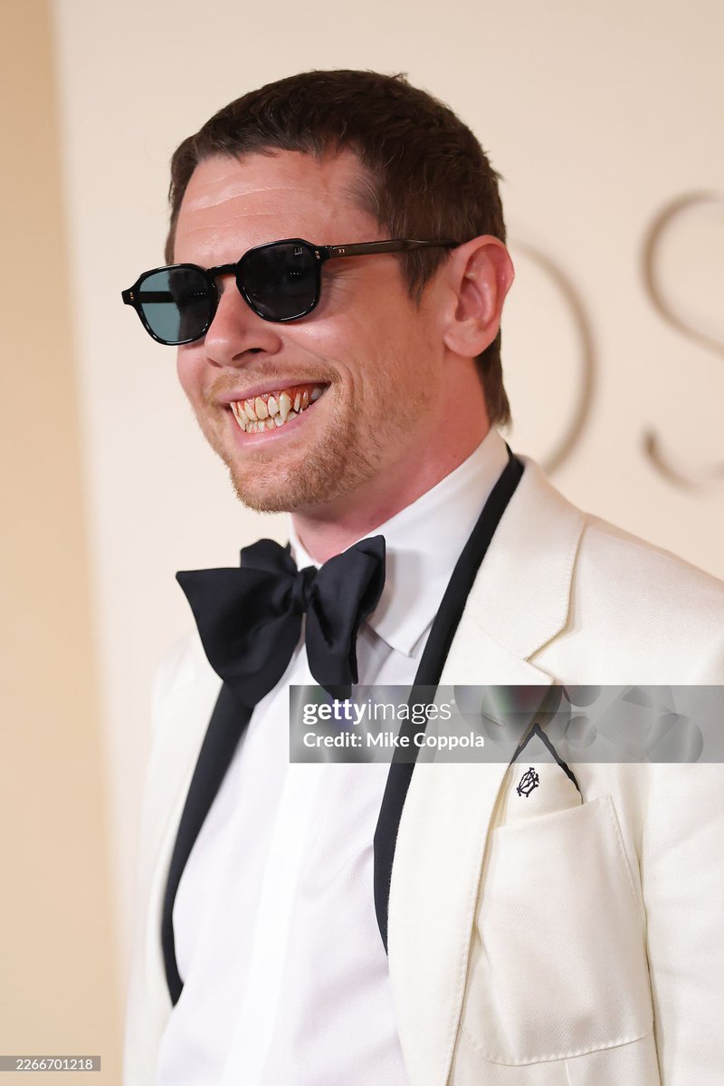 Jack O’Connell wearing prosthetic fangs on the #Oscars red carpet 😭
