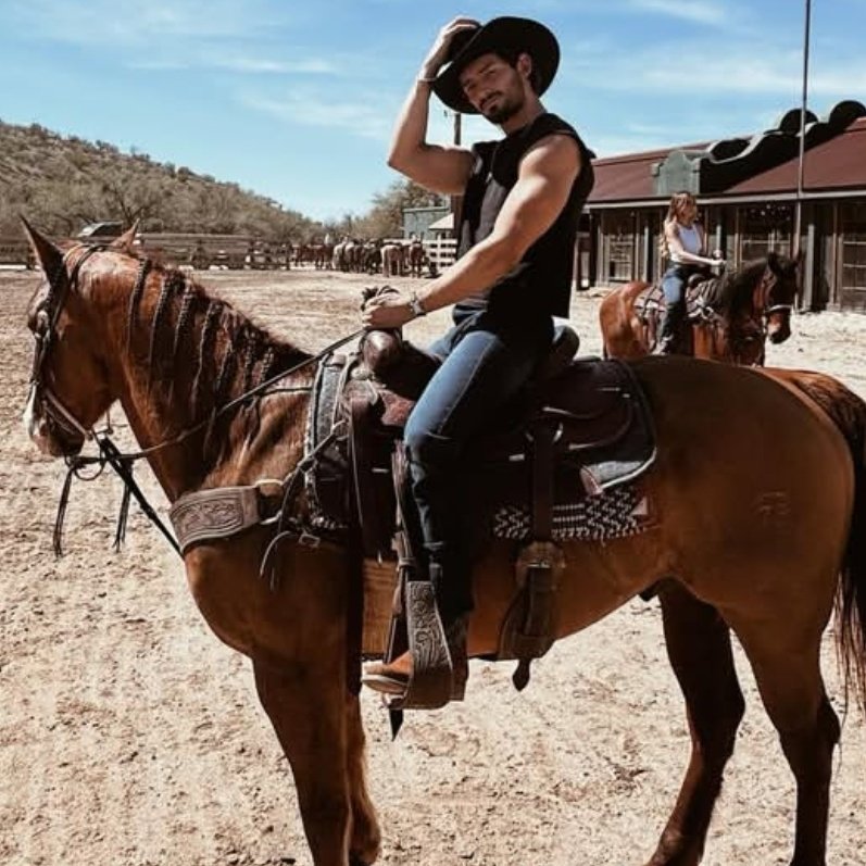 emilio con el caballito cabalgando, mi corazón💘💖💕💘💕💘💖💕💘💖💘🥺