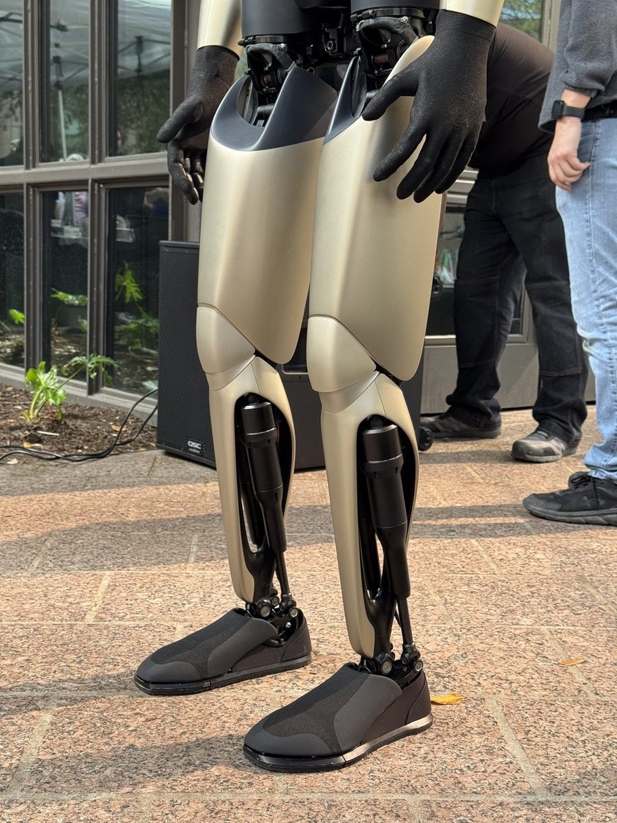 NerdyBirdieEV's tweet photo. For all the foot fetish folk out there who use to hit me up in the DMs… this one’s for you 🤘🤖🦶
@Tesla @elonmusk #Optimus #TeslaAustin #Robotics https://t.co/6wMKd2mo6T