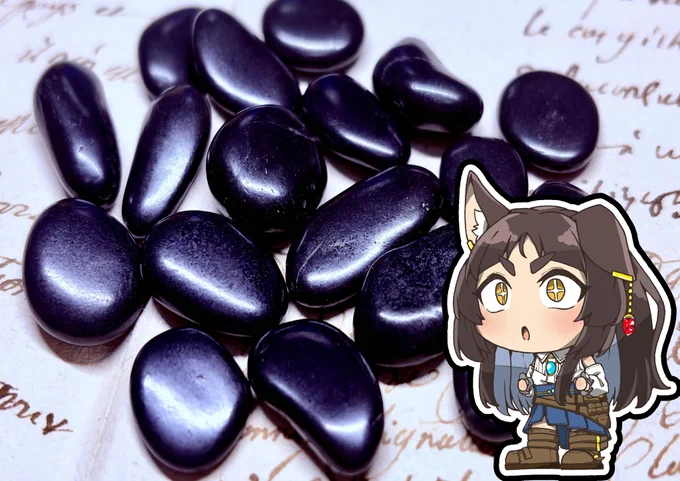 【那智黒石】 紀伊半島でとれる真っ黒い石 岩石的にはありふれたもの(細かい砂粒が固まってる) だけど、 三重県でとれるやつだけ、 めっちゃピカピカ&やたら真っ黒なので名前ついてる碁石の黒は基本これで作るらしい ちっちゃい頃すごく欲しかった 光る泥団子ハマってる頃だからね