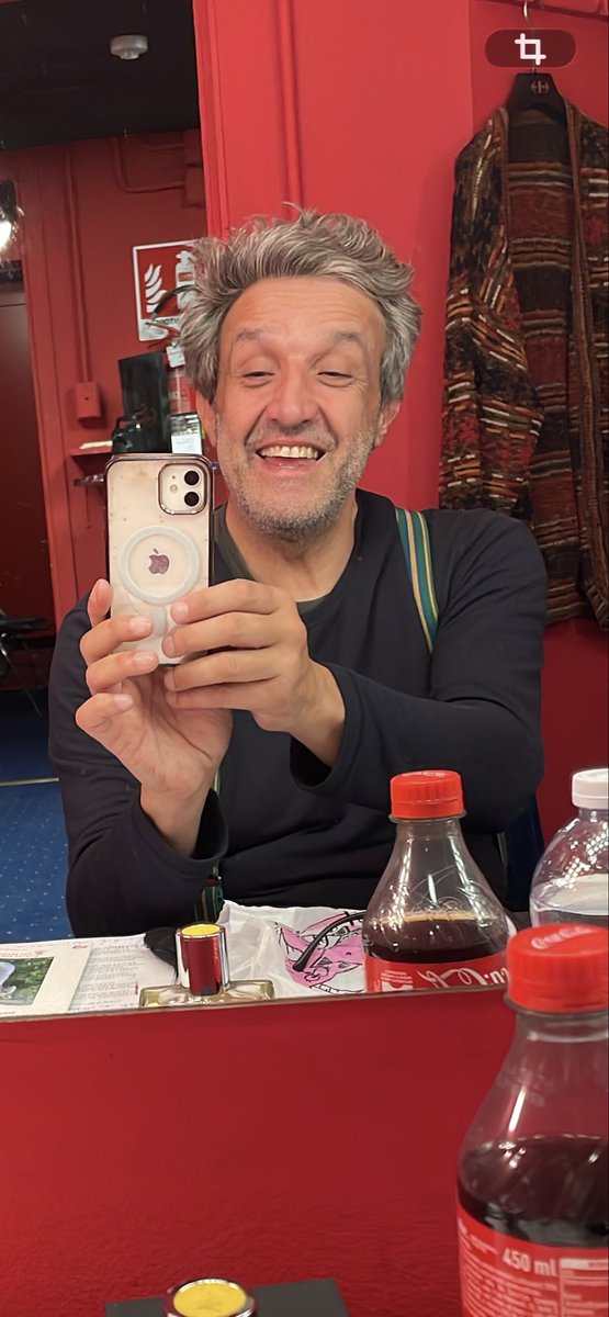 insinnaflavio's tweet photo. Lo so sono stanco la foto è sbagliata 🤣rido ma non si vedono gli occhi …sai che c’è ? Grazie Torino. ❤️Grazie Teatro Alfieri. ♥️Grazie per questa festa durata tre giorni. 🧡Grazie da tutti noi che siamo Gente di facili costumi 💛☮️Pace🕊️🕊️🕊️🕊️ https://t.co/QW4fg7wnaS