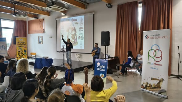 ReliCat_Malaga's tweet photo. Comienza el acto de Bienvenida!!  📷📷
Como maestro de ceremonias @UnaiQuiros 
Acogida por el responsable de Pastoral del centro, Jose Manuel Puentedura.
Y agradecimiento por parte del Delegado Diocesano de Enseñanza, Antonio Sánchez.
#RelicatGamesMalaga2026
#RelicatGames_Málaga https://t.co/pOES3i0shU