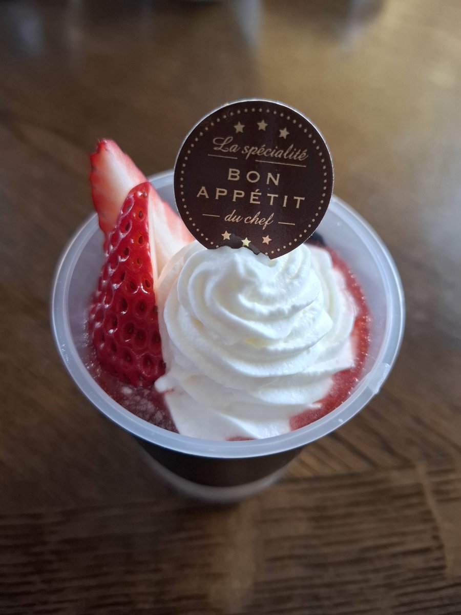 おはようございます☀
月曜日始まってしまいましたね
1週間ボチボチ行きましょ！

近所にオープンしたケーキ屋さんに行ってみました
遅い時間だったので
ケーキ売り切れ〜でプリン買ってきました☺
美味しい😋また行こ〜！