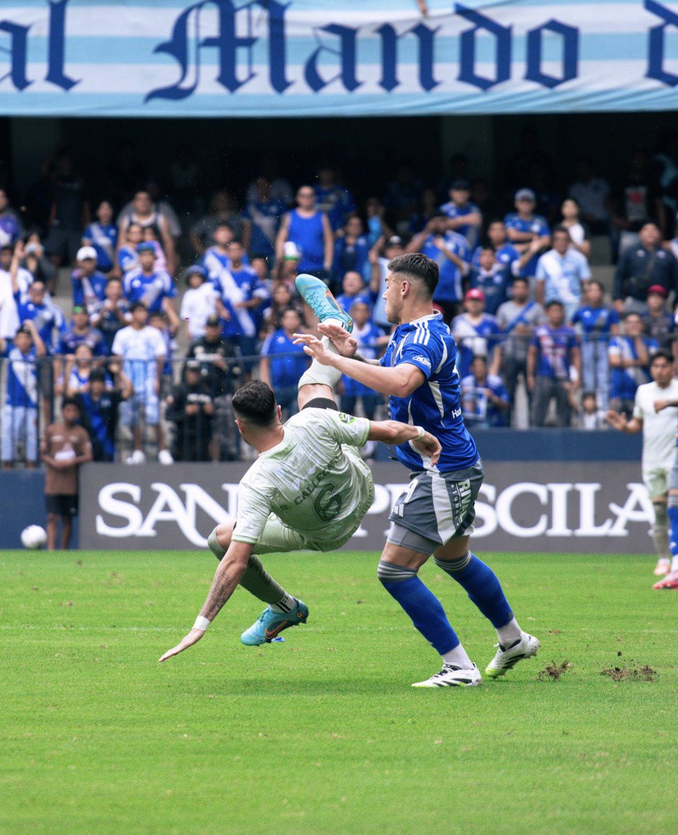 santiagobucaram's tweet photo. Emelec tiene plantel para sufrir menos trámites tan favorables teniendo un jugador más en 90 minutos. Las variantes lo confirmaron.

Miller desenredó el nudo, Estalin Segura debe estar, Fragozo volviéndose más presente que futuro y Pizzini necesita encontrar sus socios de juego. https://t.co/vdaLoQQ36q