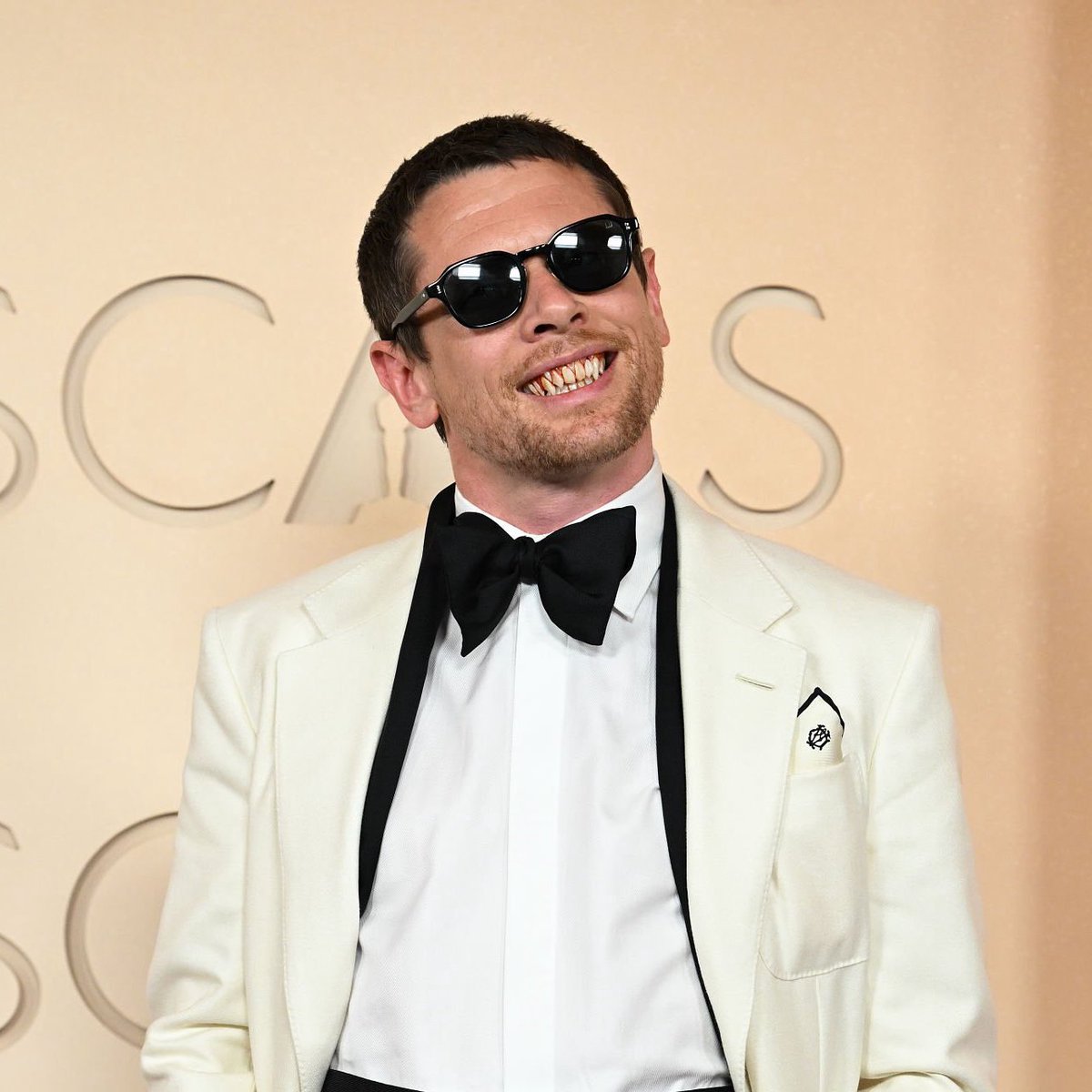 jackocrave's tweet photo. Jack O’Connell showing off his iconic fangs at the #Oscars 🧛 https://t.co/X4XOAgXHwH