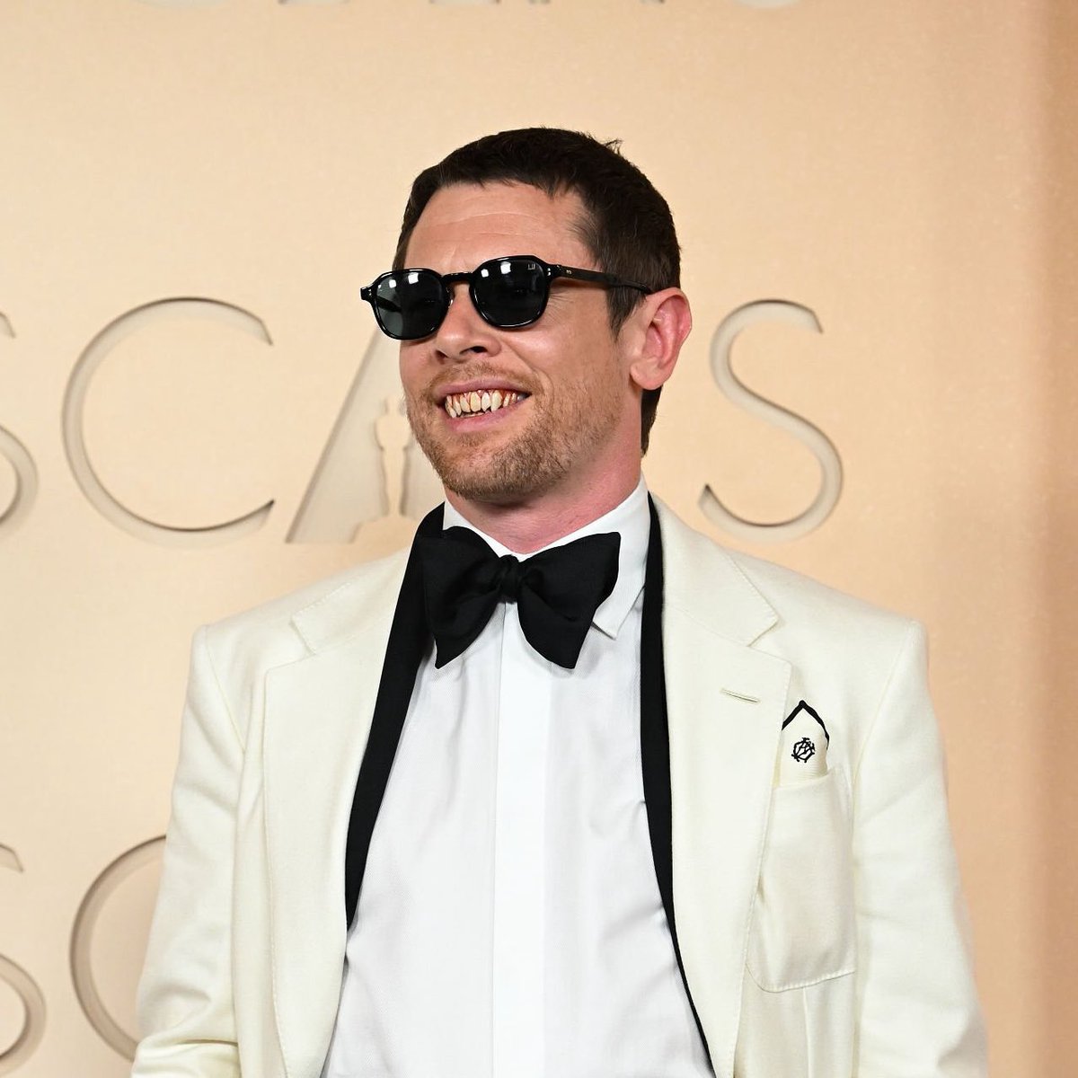 jackocrave's tweet photo. Jack O’Connell showing off his iconic fangs at the #Oscars 🧛 https://t.co/X4XOAgXHwH