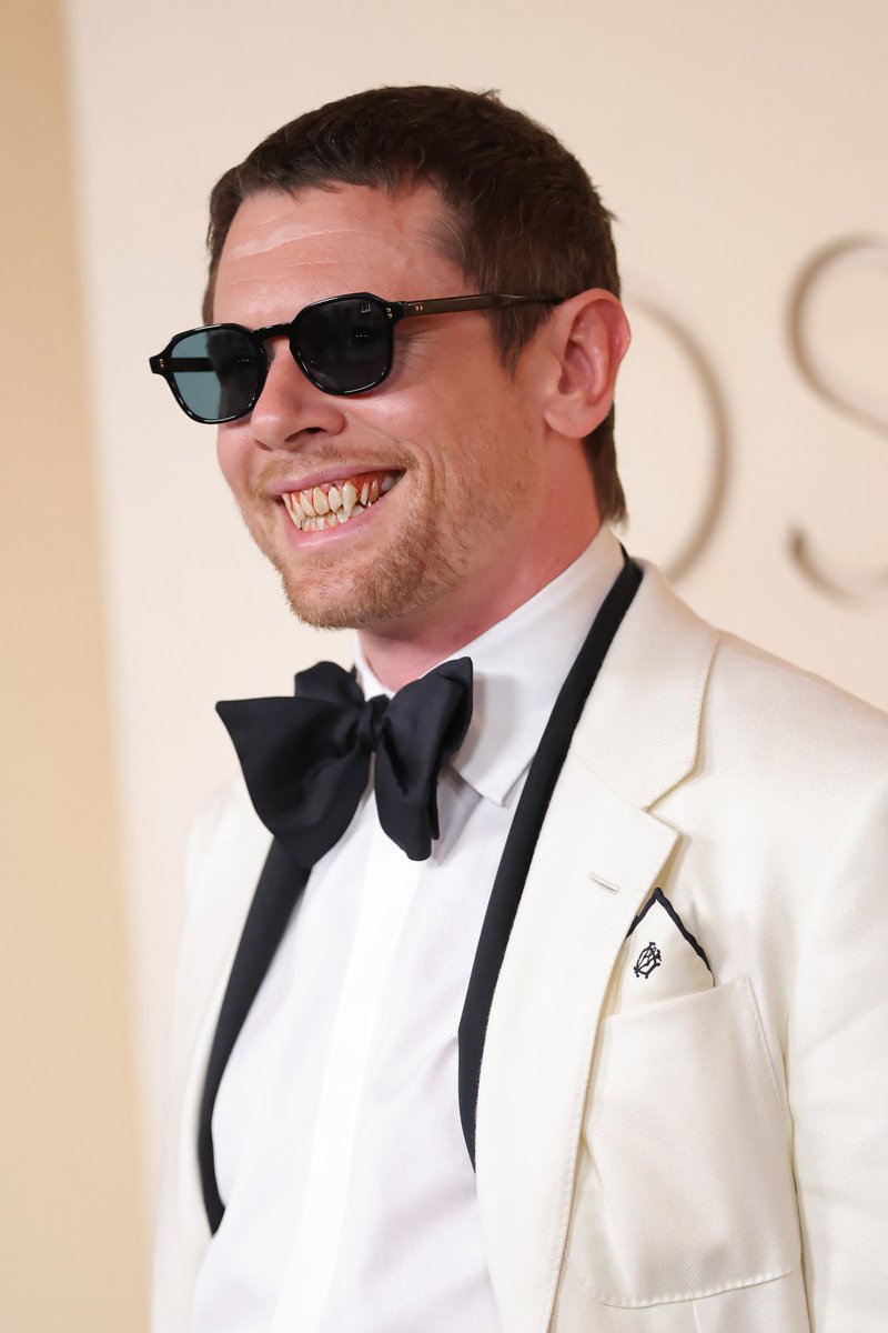Jack O’Connell, vilão de ‘Sinners’,  e seus dentes de vampiro no tapete do #Oscar.