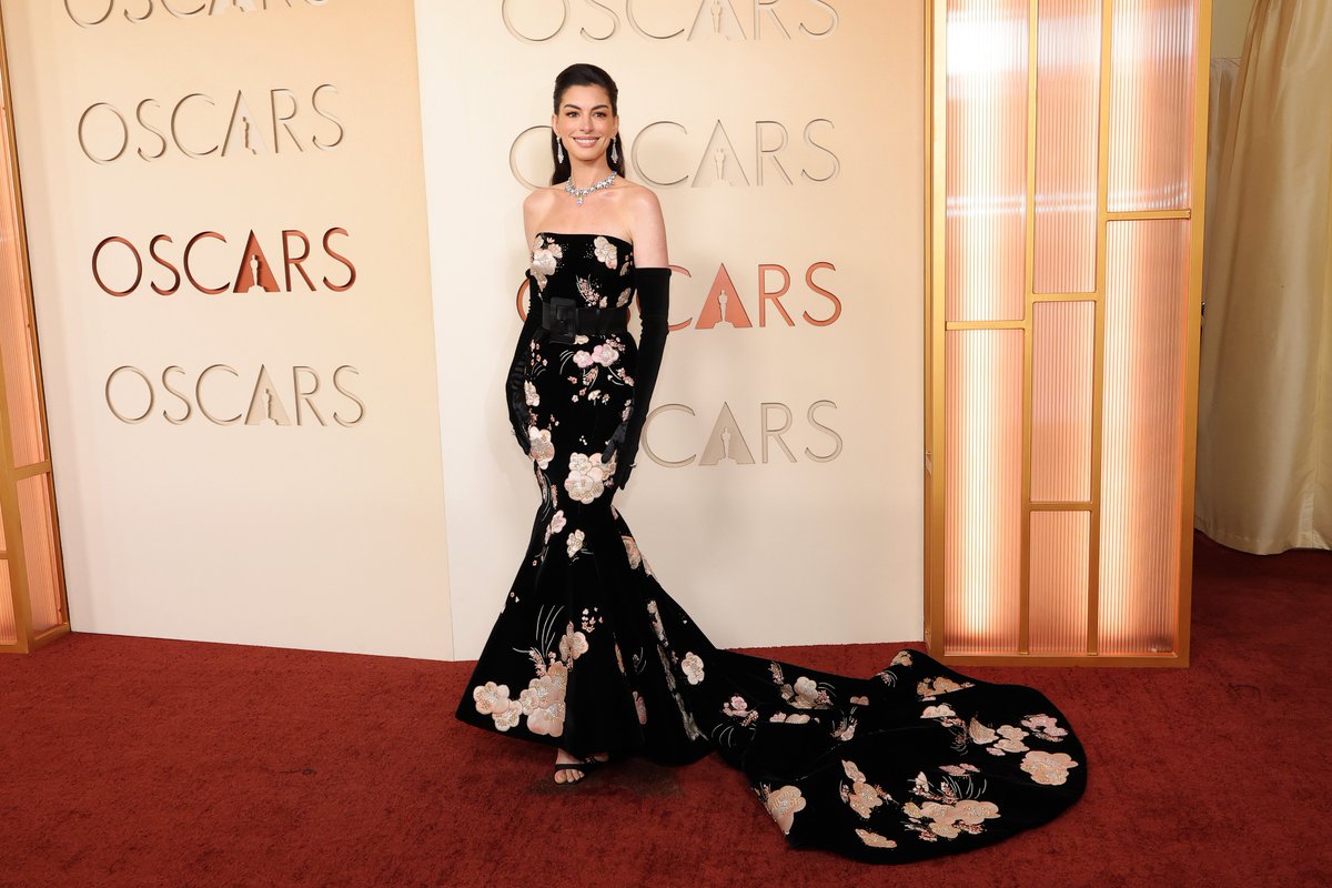 Anne Hathaway is perfection on the #Oscars red carpet. That’s all… 🤩😍 See all the star fashions 🔗: extratv.com/photos/2026/03…