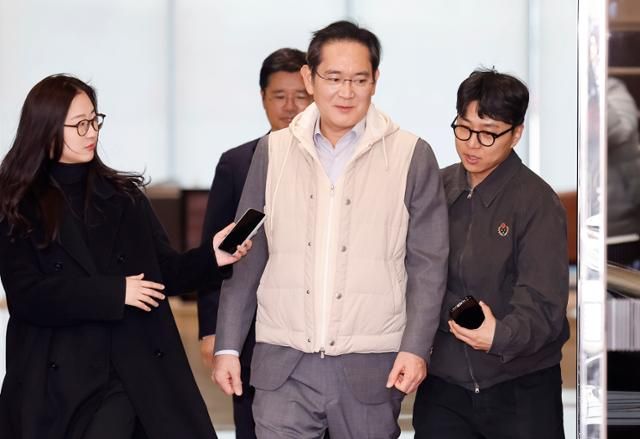 BTC2XRP's tweet photo. Airports meet ramen shops? 😲 Lee Jae-yong rocked the same Brunello Cucinelli puffer vest on his Europe return that a diner wore at a Kyoto ramen spot! 🥶✈️

Netizens went wild 🎢 — a subtle style moment sparking viral buzz from boardrooms to ramen counters! #Samsung #Fashion https://t.co/oIaz5rI7pC