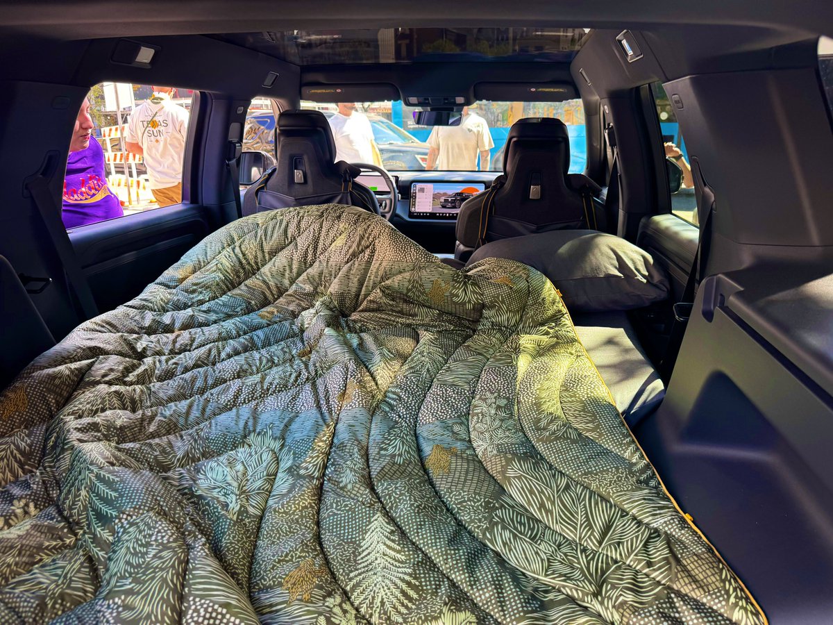 JoshWest247's tweet photo. Absolutely EPIC R2 camping setup! 🏕️ 

Full bed, Field outlet, Dometic Fridge, @RideAlso Bike and a RAD Kayak! https://t.co/CikBmq9zAw