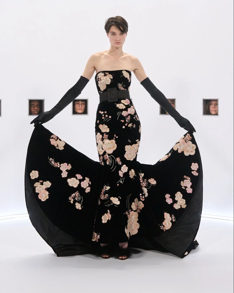 aemisias's tweet photo. Anne Hathaway wearing Valentino (SS26) at the Oscars (2026) https://t.co/xeIPILThcp