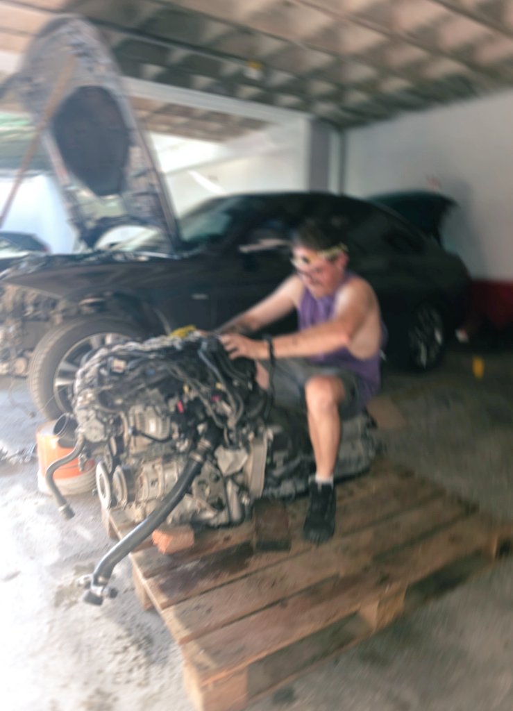 RomanBrunori's tweet photo. 5hs mas de laburo hoy, nos dejaron con el motor y caja afuera. Ni un clip rompimos ni un tornillo perdimos. Así se labura, perfecto o nada. Las medias son para los pies.

Mañana aprovecho y pongo juego de juntas nuevo, cambio inyectores y demás de mi motor al nuevo, y Martes estamos listo para el matrimonio, poner fluidos y dar arranque. 

Impresionante estos Alemanes, unos hijos de remil puta con algunos bulones imposible de llegar, pero increíble lo que manejan la ingeniería.
