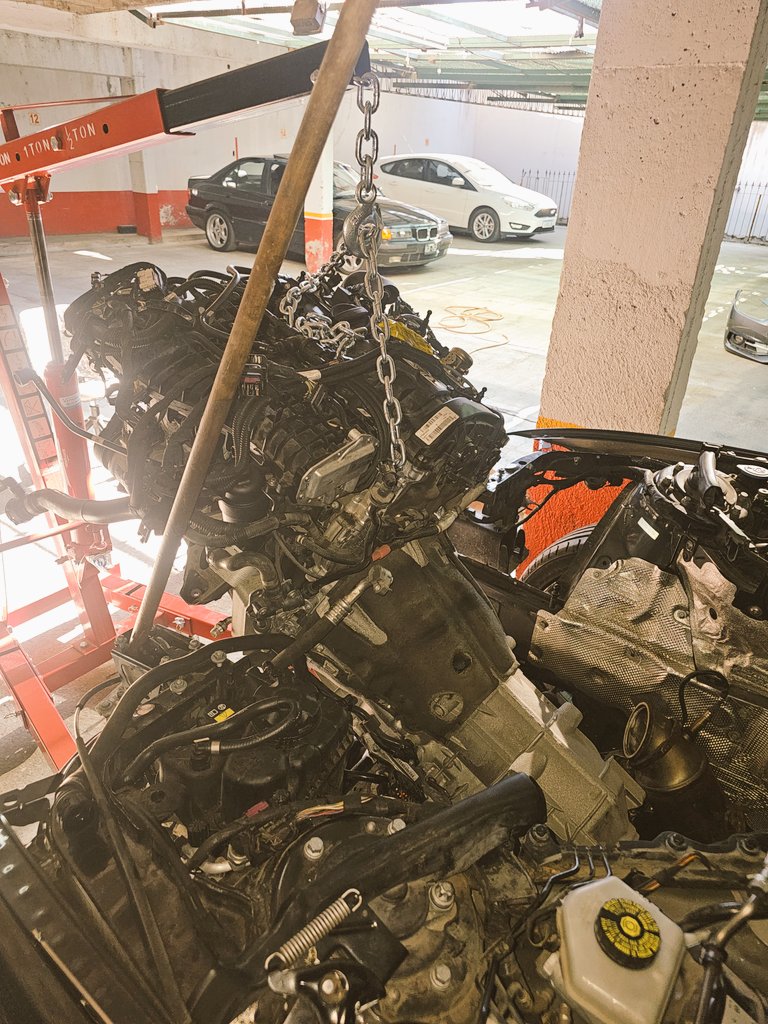 RomanBrunori's tweet photo. 5hs mas de laburo hoy, nos dejaron con el motor y caja afuera. Ni un clip rompimos ni un tornillo perdimos. Así se labura, perfecto o nada. Las medias son para los pies.

Mañana aprovecho y pongo juego de juntas nuevo, cambio inyectores y demás de mi motor al nuevo, y Martes estamos listo para el matrimonio, poner fluidos y dar arranque. 

Impresionante estos Alemanes, unos hijos de remil puta con algunos bulones imposible de llegar, pero increíble lo que manejan la ingeniería.