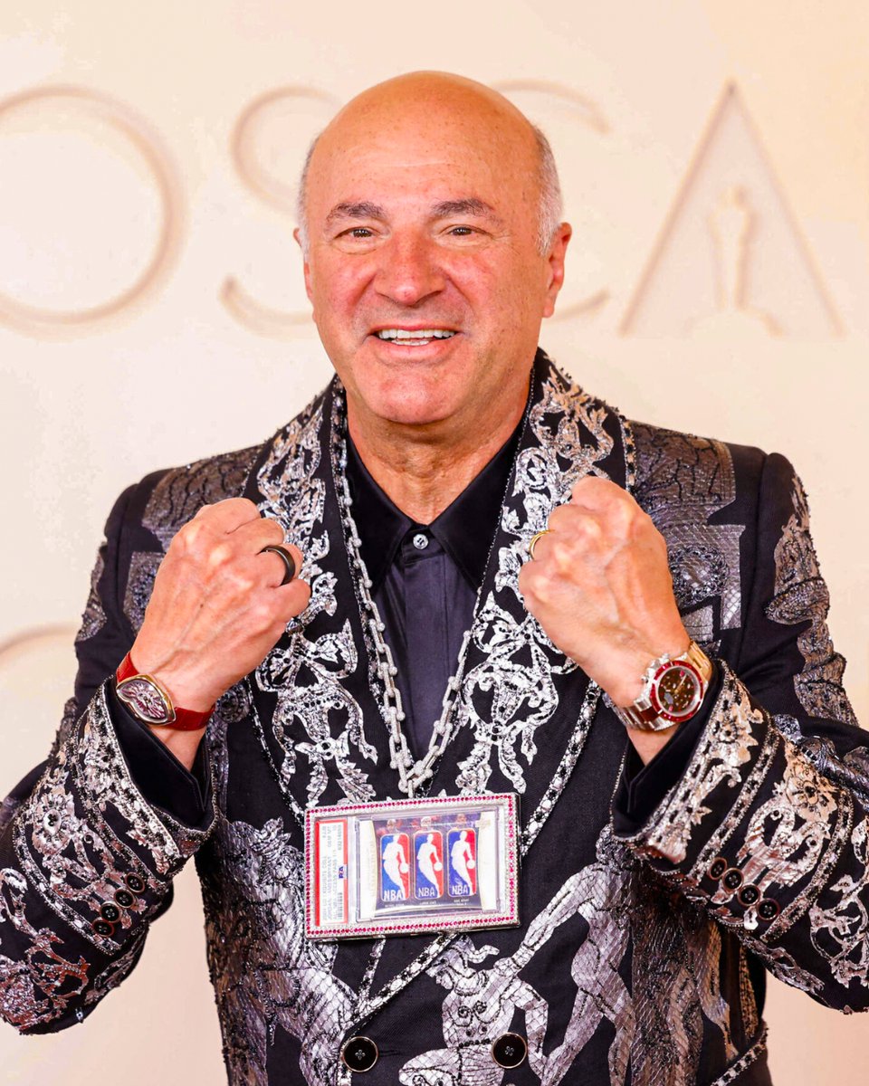 FanaticsCollect's tweet image. Kevin O'Leary just pulled up to the Oscars wearing one of the most expensive basketball cards in the world 👀

It's a 1-of-1 featuring Michael Jordan, Kobe Bryant, and LeBron James, with their game-worn NBA Logoman patches. 

O'Leary himself says it could be worth $25-30 MILLION