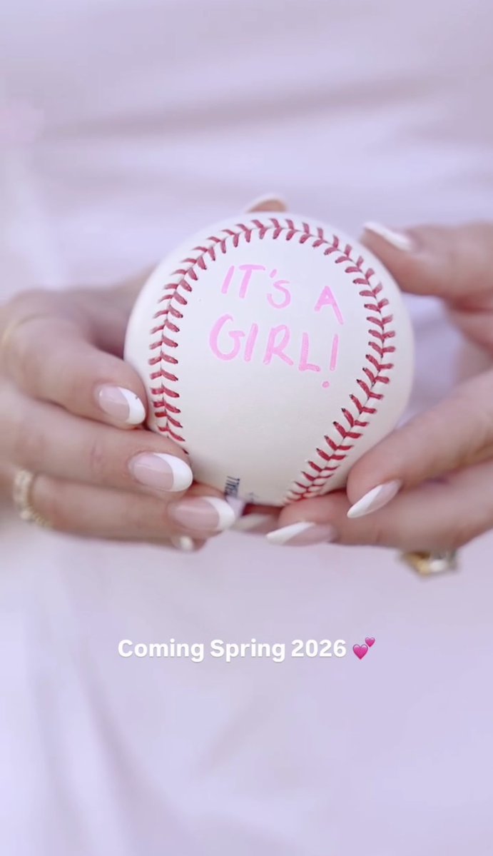 Freddie Freeman and Chelsea Freeman announce they are welcoming their fourth child this Spring and it will be their first daughter 🥹

Big congratulations to them!
