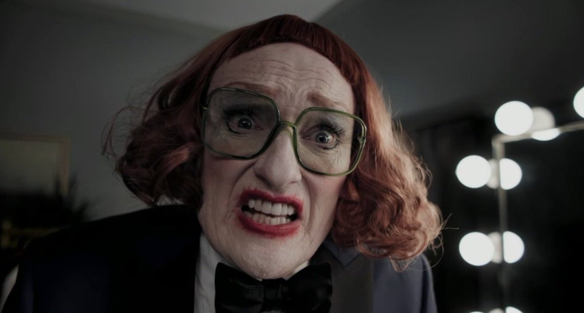 einarnia's tweet photo. Conan O' Brien como Tia Gladys no #Oscars https://t.co/40S3jwVMHC