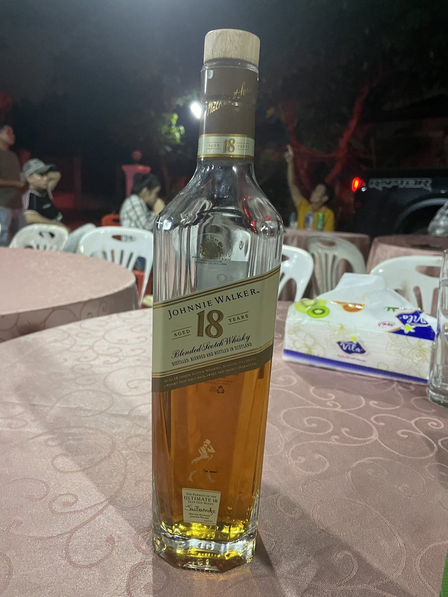 ジョニーウォーカー18年。
こないだの青といい、ありがたく頂きました。
