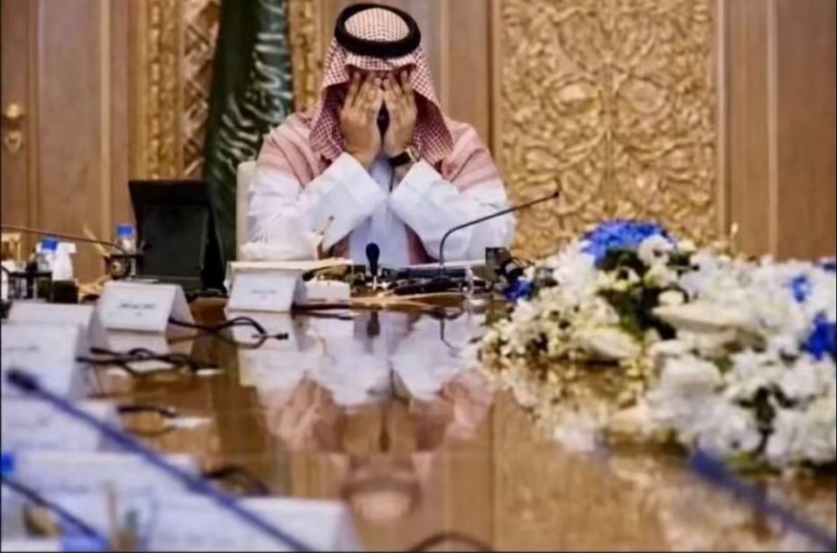 سهر ومتابعة وتضحية وإدارة ودعم وعزم وحزم وسياسة وإقدام وقرارات وقيادة وتخطيط ومسؤولية وعمل دؤوب، كل ذلك من أجلنا وما خفي أعظم

أقل ما يجب علينا فعله هو الدعاء له بالإعانة والتوفيق والنصر والتمكين والسداد في حلِه وترحاله