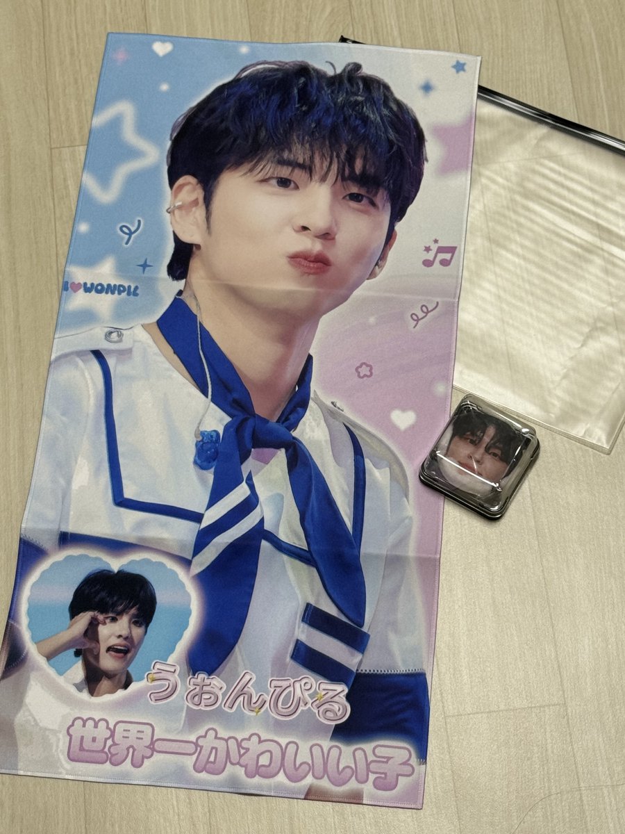 출근 전 빠르게 사진찍고 나옴!!
rt이벤트 당첨 슬로건 받아왔슴다~
두쫀쿠 필이도 챙겨주셨어요ㅠㅠㅠ

쀼필이…🐰💓 잘 간직하께요~
너무 감사드려용~!!!