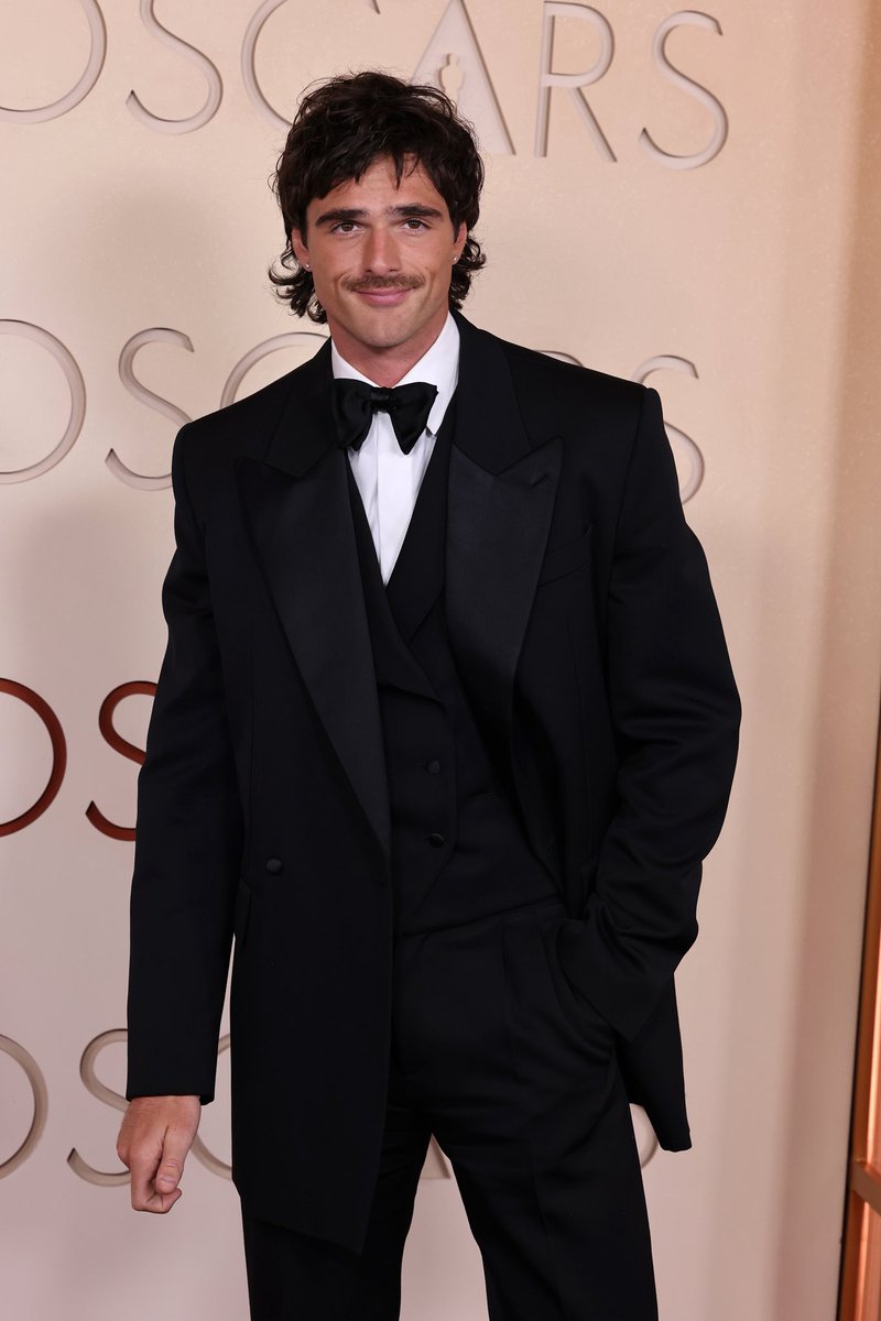 GQMexico's tweet photo. ¡Los #Oscar han iniciado! Jacob Elordi, Leonardo DiCaprio y más en la alfombra roja. No te pierdas los mejores looks: https://t.co/Oly1CYRvra https://t.co/lyKbqTBdyx