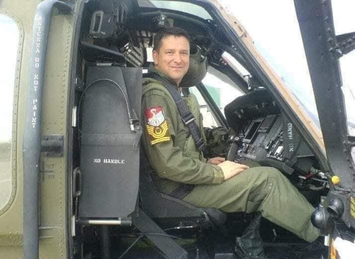 Güneydoğu'da bir köye helikopteri ile iniş yaptı. Malzemeleri bıraktı. Bu arada köyün etrafında toplanmış çocuklar merakla helikoptere bakıyordu.

Hemen havalandı sonra çocuklara bir defa daha baktı. Çocuklar hayranlıkla başlarını kaldırmış gökyüzünde helikopteri izliyordu.

Daha