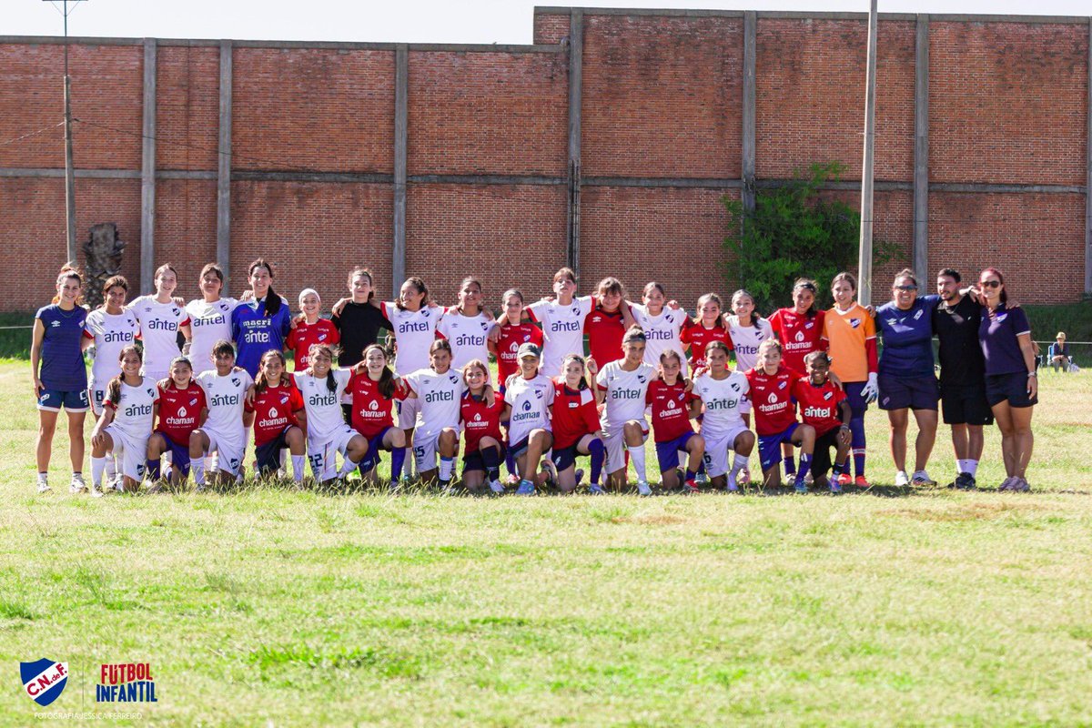 CNdeFinfantiles's tweet image. Nuestros dos planteles de #Sub13 se enfrentaron dentro de la cancha, pero afuera seguimos siendo el mismo club. ⚽️❤️

#CanteraInagotable | #ElClubGigante 🔵⚪️🔴