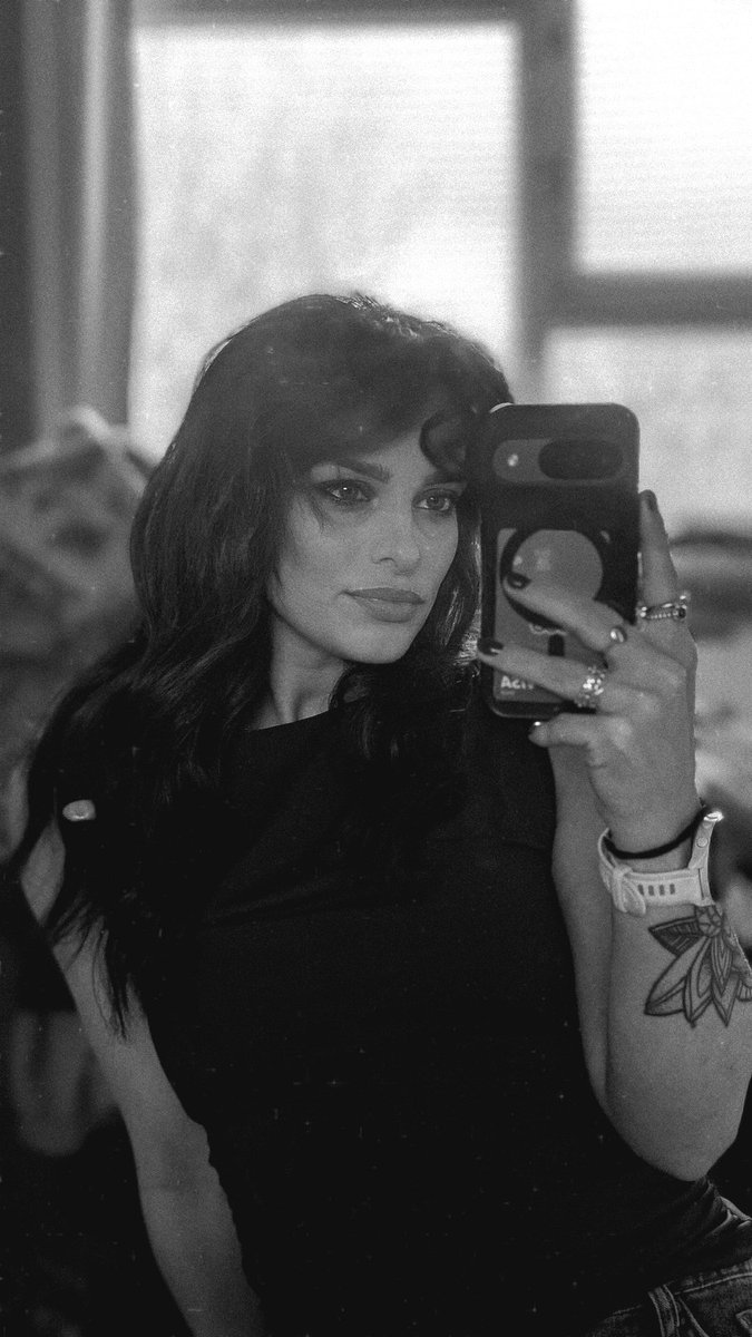 D a i s y 💙 tweet media