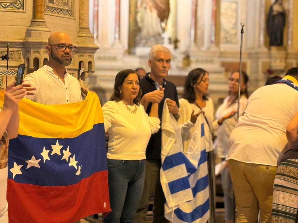 FERNANDOPazos40's tweet photo. En la Misa de la Iglesia del Cordón, junto a las comunidades migrantes de venezolanos, cubanos y nicaragüenses. Junto al @DipRodrigoGoni nos unimos por la paz, la libertad y la democracia de nuestros paises hermanos
@ICM_uy @iglesiauy @VenteVenezuela @venteuruguay https://t.co/vA3qW26Vsc