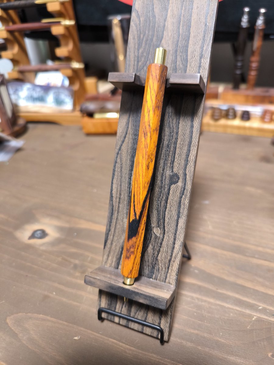 vivivi_somali's tweet photo. 今更の文具マーケット戦利品②✨️
オレンジが強い虎柄みたいなココボロのシャーペン🖊️
そして珍しい7角の軸🤯
りょうたろうさん自身が握ってしっくりくる面数にこだわった結果とのことでしたが、握ってみると角が指に当たらなくてめっちゃ握りやすい😻
自然工房りょうたろうさん
@NPW_workshop https://t.co/hehTx7BVIa