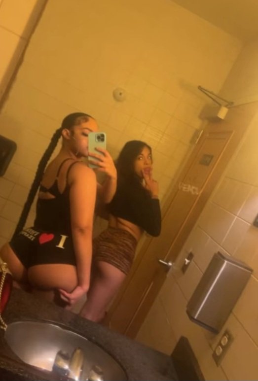 wendithebarbiex's tweet photo. Whole lotta cake https://t.co/qR8uf1SX3o