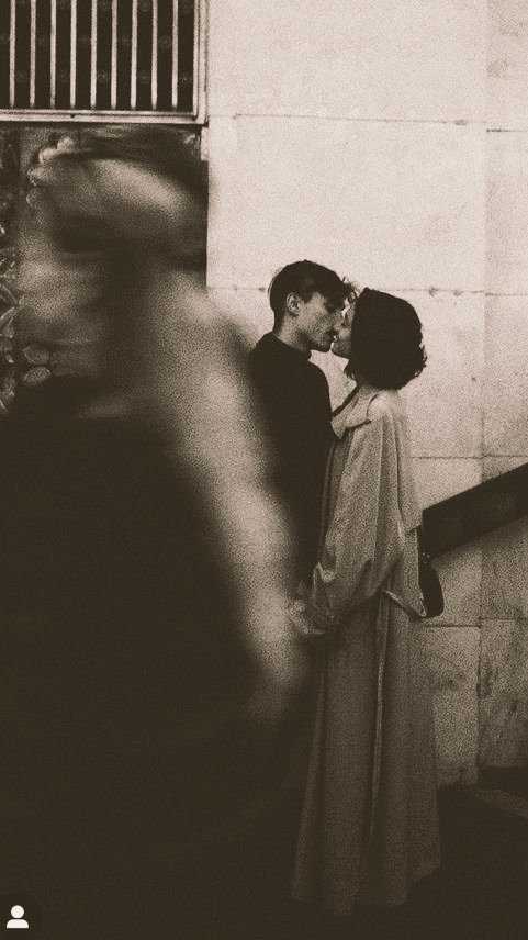 "El amor es lo que mueve el 
mundo. Es la única cosa que 
permite a hombres y mujeres 
 seguir en pie en un mundo 
donde la gravedad siempre 
   parece estar queriendo 
 derribarlos, llevarlos hacia 
 abajo, hacerles arrastrarse".

          - Stephen King -