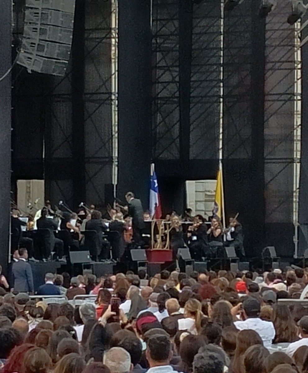 #Cultura Multitudinario concierto de la Orquesta Filarmónica de Santiago en la Plaza de Armas de Santiago. Un evento organizado por el Teatro Municipal de Santiago en conjunto con la Ilustre Municipalidad de Santiago y auspiciado por el Banco Santander. 🎵🎶