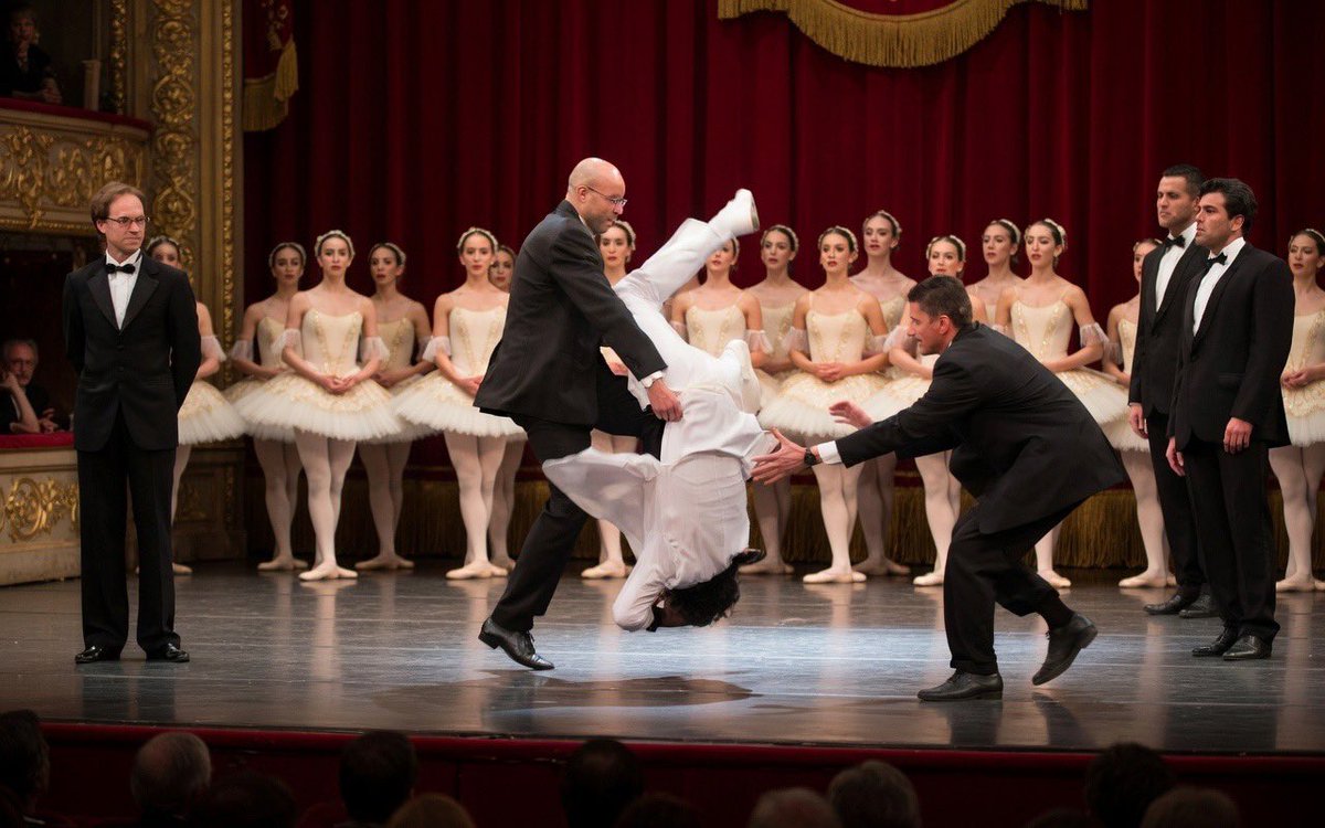 rahhead01's tweet photo. @DiscussingFish @TheAcademy Starring in the ballet now… https://t.co/G1s1b20PPD