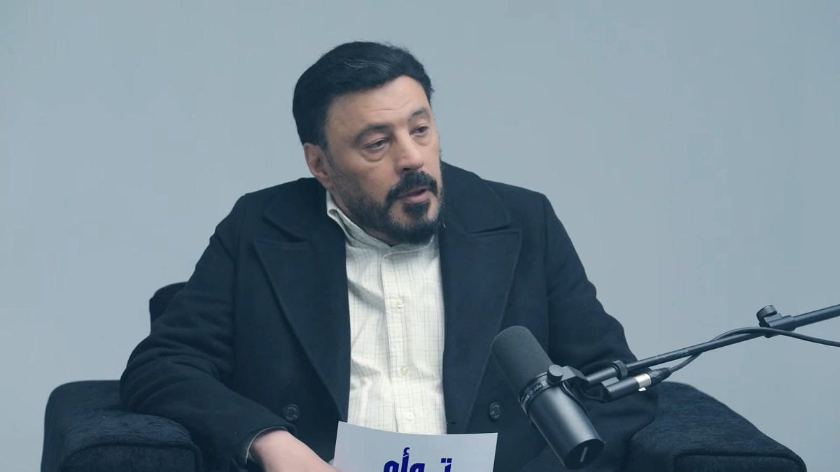 shno74's tweet photo. لسه بتدفع فلوس عشان حد يقرألك التاروت والفنجان وتعرف حظك اليوم؟ مبروك.. أنت بتستشير جن وشياطين يمشوا حياتك!

- عمرو عبدالجليل: طب بالنسبة للناس اللي مابتاخدش أي خطوة في حياتها، ولا بتخرج من البيت غير لما ترجع لبتوع التاروت والأبراج وتسألهم أعمل إيه وماعملش إيه.. إيه تفسيرك؟
= أيمن عبدالجليل: ده بيحصل من سلطان الشياطين عليهم، لأن التاروت ده هو هو قراية الفنجان، وقراية الودع، والطالع، والكوتشينة، كلهم حاجة واحدة
. الحكاية كلها إن الدجال أو الساحر ده بيبقى معاه جن، الجن ده بيتصل بقرينك ويسأله عن تفاصيلك، ويقولها للجن اللي في ودن الدجال، فيقولك حصلك كذا وكذا وتصدقه!
. اللي بيسأل التاروت ده زيه بالظبط زي اللي كانوا في الجاهلية بيعملوا حاجة اسمها "الاستقسام بالأزلام"، يجيبوا أقلام مكتوب عليها "افعل" و"لا تفعل"، ويختاروا عشوائي عشان يمشوا حياتهم على أساسها، ده استخارة للشيطان وشرك بالله
. والنهاردة اتطور وبقى اسمه برجك وحظك اليوم، ومفيش حاجة اسمها أبراج
. أنا وأنت (يا عمرو) مثال قوي جداً على كذب وفشل الأبراج، إحنا توأم اتولدنا في نفس اليوم واللحظة والثانية ومن نفس الأب والأم، هل حظنا وقدرنا واحد؟ أبداً، إحنا مختلفين كلياً، يوم ما كنت أنت بتتجوز أنا كنت في المستشفى!
. دي عقيدة اسمها "الجبت" (عقيدة الأوهام)، الإنسان اللي إيمانه بالغيب ضعيف جداً بيبقى محتاج يمسك في حجر أو نجم أو أي حاجة مادية يتعلق بيها، وقله الدين دي بتفتح أبواب الشياطين للتحكم في الناس
. الإنسان لو مات على الشرك ده مخلد في النار والعياذ بالله، فلازم نستمسك بالله والعروة الوثقى ونفوق من الأوهام دي
.
الخلاصه : من توكل على الله كفاه، ومن علّق قلبه بالأبراج والتاروت والأحجار تاه في بحور الأوهام وسلّم حياته للشياطين.. فاجعل يقينك واستخارتك دائمًا في خالقك ومدبر أمرك وحده.