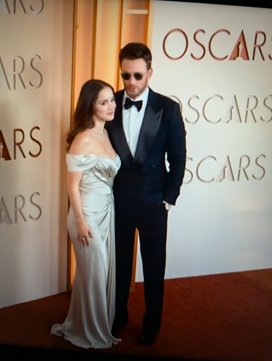 Chris Evans junto a su esposa Alba Baptista en los Oscars 2026 💗