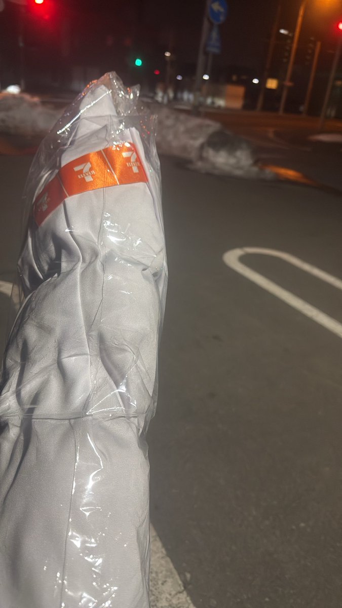 Nekoo_20's tweet photo. 寝ないとダメだったのに寝れなかった
仕事しないと
優しくして欲しい
唐揚げ棒可愛い https://t.co/lqsKMrvY6m