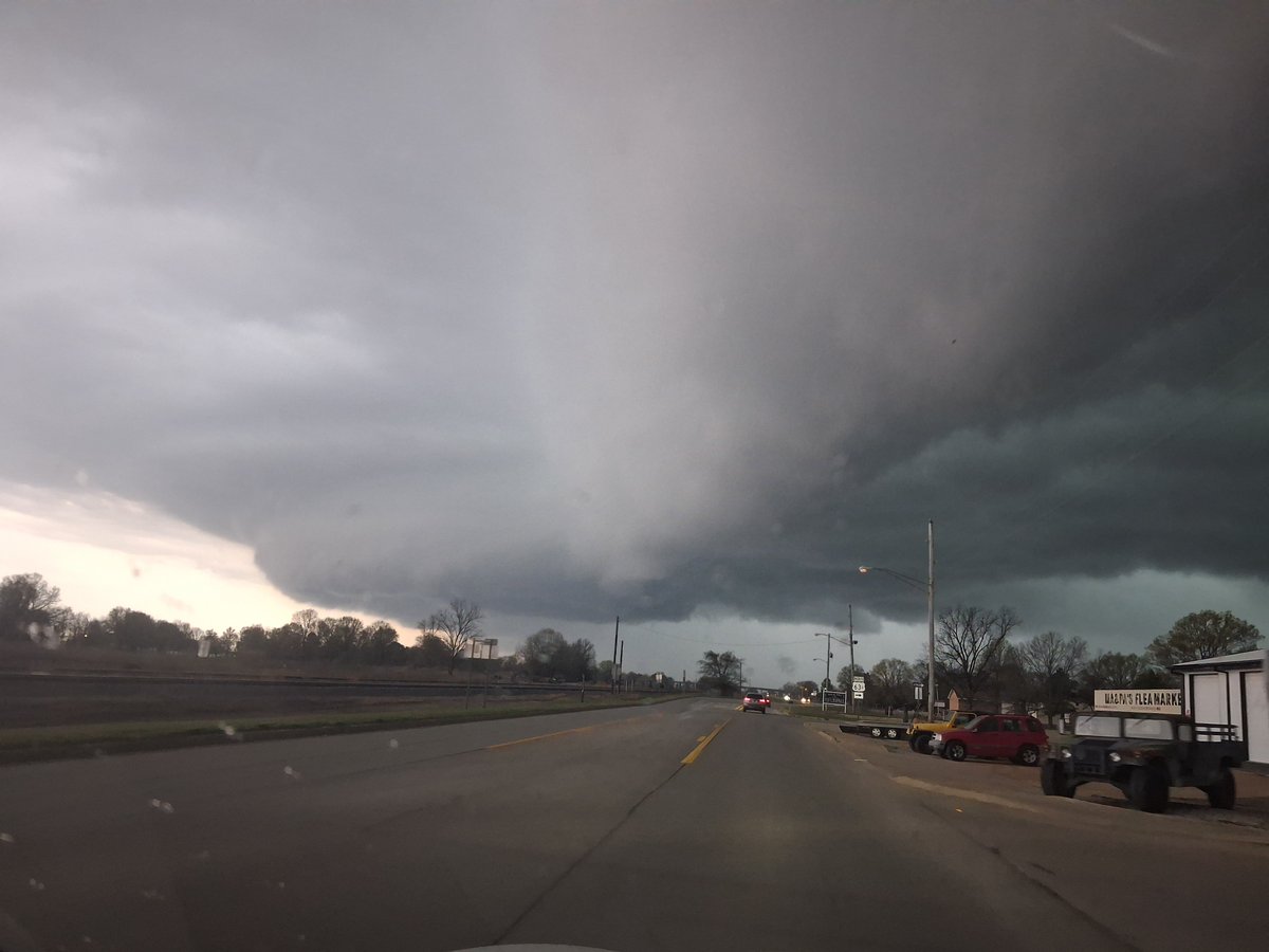 T_Combs15's tweet photo. @ryanvaughan Hoxie looking south right before the tornado was confirmed https://t.co/jxHTLgrgOc
