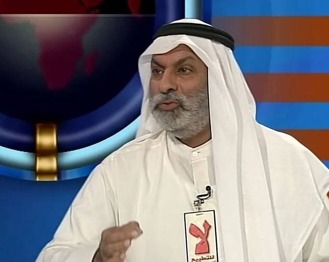 knkuwari's tweet photo. 📍الملا عمر

رجل قاد حركة هزت أكبر القوى في العالم، ومع ذلك عاش حياة أقرب إلى الزهد منها إلى السلطة.

كان الدكتور عبد الله النفيسي يحضر مؤتمراً لرابطة العالم الإسلامي. هناك التقى بقيادات أفغانية بارزة مثل قلب الدين حكمتيار وبرهان الدين رباني. خلال الحديث طرح عليهم فكرة إنشاء مركز أبحاث سياسي في بيشاور، هدفه تقديم المشورة السياسية للمجاهدين وتنظيم علاقتهم بالدولة والمجتمع.

أعجبتهم الفكرة، لكنهم قالوا له إن القرار الحقيقي ليس عندهم، بل عند رجل صاعد في الجنوب الأفغاني اسمه الملا محمد عمر. واقترحوا عليه أن يسافر إلى قندهار ليعرض الفكرة عليه مباشرة.

انطلق النفيسي إلى هناك برفقة رجل موريتاني كان حلقة الوصل والمترجم بينه وبين طالبان.

عندما وصل، أُدخل إلى ��يت طيني بسيط يشبه البيوت القديمة في الكويت. لا حراسة فخمة ولا مظاهر سلطة. داخل البيت جلس رجل في الثلاثينات من عمره على الأرض، يرفع المساند ويرتبها بيده بنفسه كما يفعل الناس في المساجد. كان ذلك الرجل هو الملا عمر.

يصف النفيسي المشهد بأنه كان غريباً:

رجل بعين واحدة ويرتدي نظارة، بسيط في مظهره، لكن تحيط به هيبة لافتة. يقول النفيسي إنه شعر وكأنه يجلس أمام شخصية خرجت من زمن آخر، من زمن الخلفاء الأوائل.

بدأ الحديث، فعرض النفيسي فكرة إنشاء مركز أبحاث سياسي يساعد الحركة في قراءة الواقع الدولي وإدارة الدولة. استمع الملا عمر باهتمام، ثم قال إن هذا العمل من أعمال الب�� لأنه قد يخفف كثيراً من المشاكل بين الحركة والشباب وبينها وبين الحكومة.

لكن أثناء الحوار طرح النفيسي سؤالاً مهماً:
لماذا تبقى في قندهار ولا تنتقل إلى العاصمة كابل حيث مركز الحكم؟

جاء الجواب كاشفاً لطبيعة تفكير الملا عمر. فقد قال إنه لا يرغب في الذهاب إلى مكان يكثر فيه السياح وغير المسلمين، مستنداً إلى فهم حرفي للآية:

“إنما المشركون نجس”.

كان يفضل البقاء في بيئة يراها أقرب للنقاء الديني، بعيداً عن الاختلاط بالعالم الخارجي