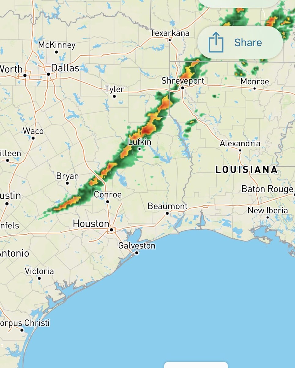 VoiceforTexas's tweet photo. Watch out SE Texas!  This line of storms is growing and moving your way. https://t.co/AQxSy7UiiP