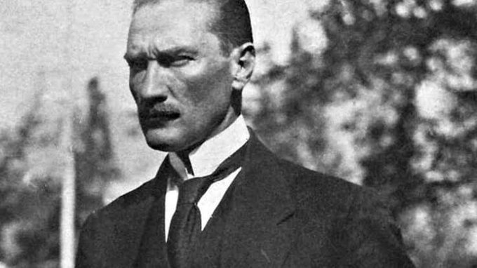 FiiTarih's tweet photo. “Din gibi temiz bir duygu, politika gibi kirli oyunlara alet edilemez. Din ait olduğu yerde, temiz vicdan sahnesinde yaşanmalıdır.” 

 - Mustafa Kemal Atatürk https://t.co/pOqoJqYALV