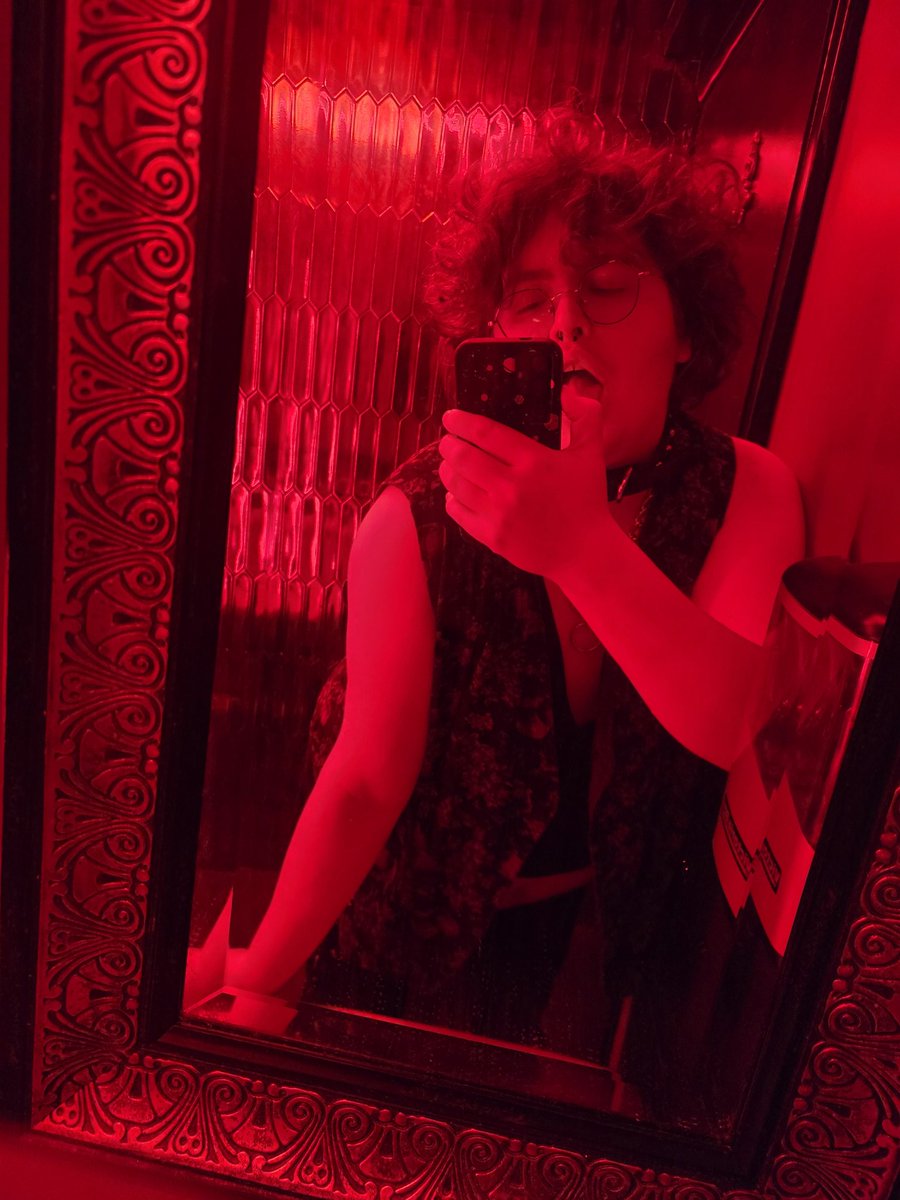 heyits_morris's tweet photo. hi guys I had to delete twt bc my phone storage was so fucked but I fixed it and im back now does any1 still use this lol anyways here's a pic I took when I was drunk in a bar bathroom 🙂‍↕️ mwah https://t.co/d9zO3K0uGX