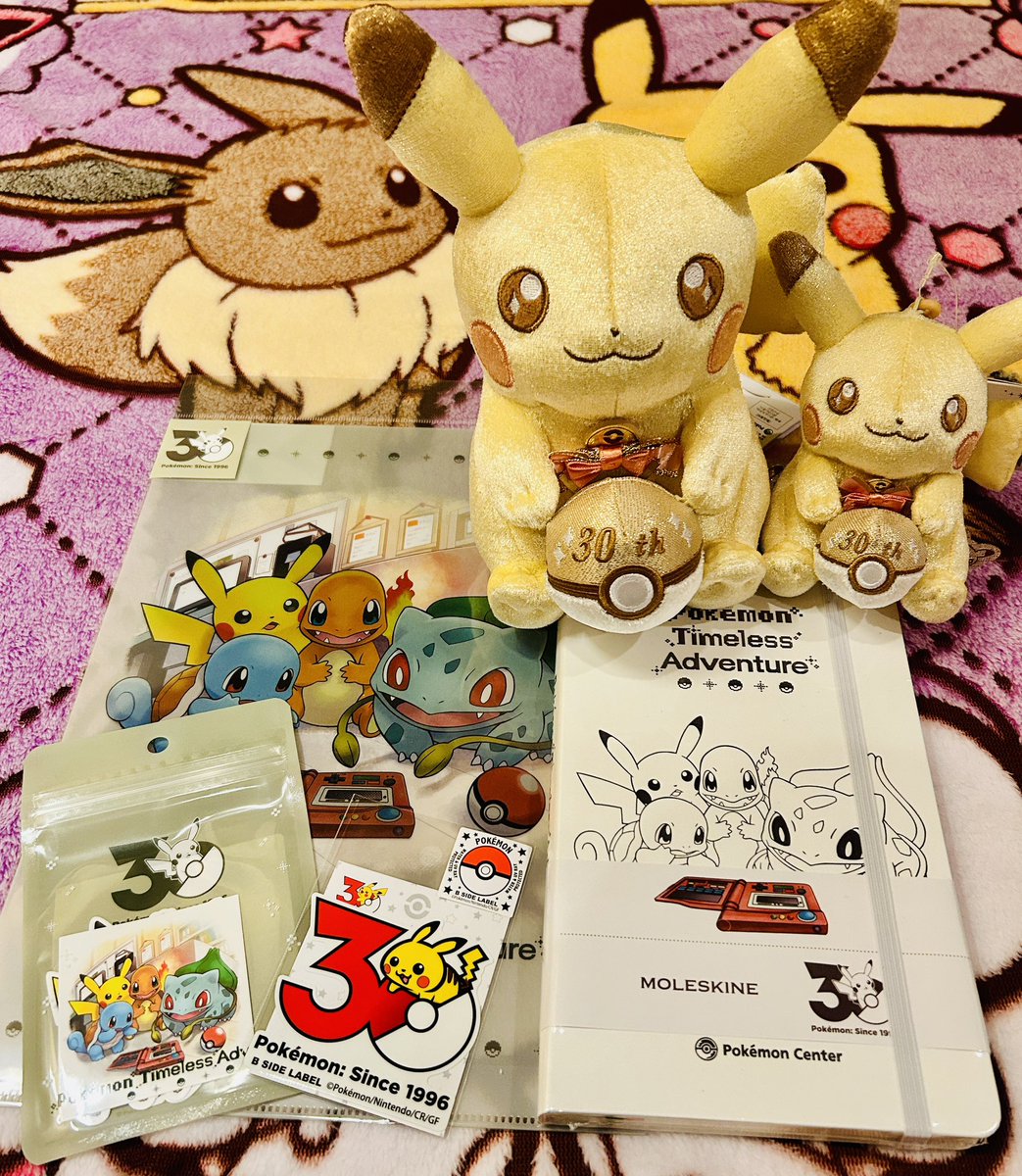 puni_330's tweet photo. 30周年グッズ

オンライン販売開始時間は仕事中で諦め

土日も仕事だからポケセン朝から並べなくて ダメ元で終業後行ったら

あったーーー😭✨

モレスキンの高級ノート！
今回はコレが一番のお目当てだった✨
使いたい！
中を見たい！
でも 勿体無くてシュリンクもまだ剥がせない😅
#ポケモン30周年 https://t.co/g2YG9Y6FD8