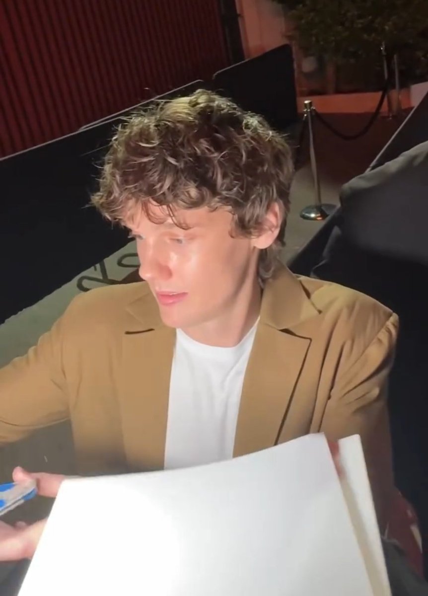 weylerdiary's tweet photo. it should be illegal to be this handsome https://t.co/hl9G4ItjrX