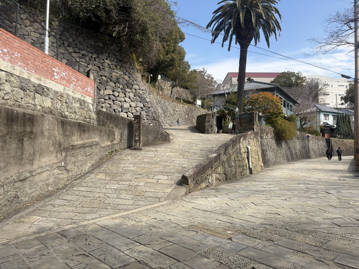 ko87yuzu's tweet image. FAVORITEの7作目さくら、もゆ。-as the Night's, Reincarnation-より通学路途中の坂のモデルとなった観光名所としても有名なオランダ坂です。まあただの坂なんですけどね...札幌のガッカリ時計台に似た何かを感じる...みんな写真を撮ったらさっさと行ってしまいました
 
#FAVORITE
#聖地巡礼